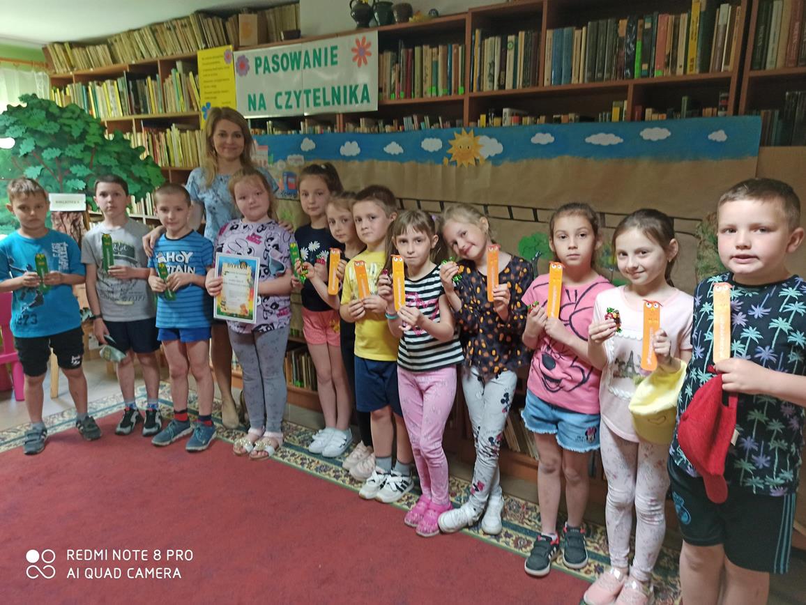 Pasowanie na Czytelnika uczniów klasy Ia w Gminnej Bibliotece Publicznej w Sękowej